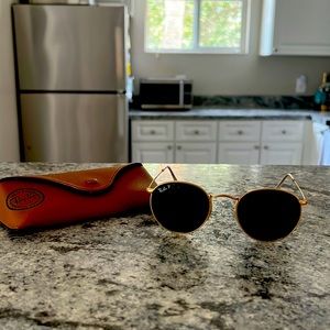 Barely worn polarized Ray Bans! 🤍